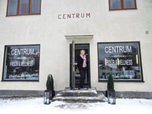 Kommer med solsken till byn