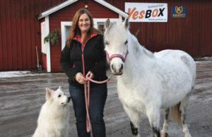 Monica säljer foder och spån