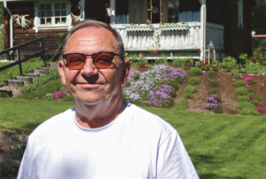 Seniorer hjälper till med allt de kan