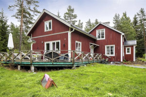 Två bostadshus på liten gård