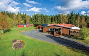 Välskött hästgård med fin utsikt