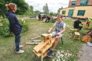 Barn på kreativt slöjdkollo