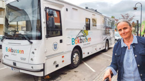 Uppskattad bokbuss rullar på