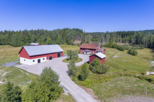 Hästgård med lugnt läge