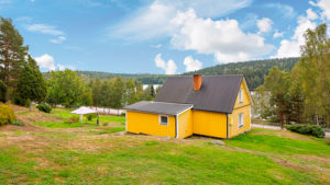 Charmig villa med sjöutsikt