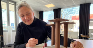 Ellen pyntar Vikstaskolans skolgård