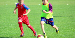 Frisk och glad med fotboll